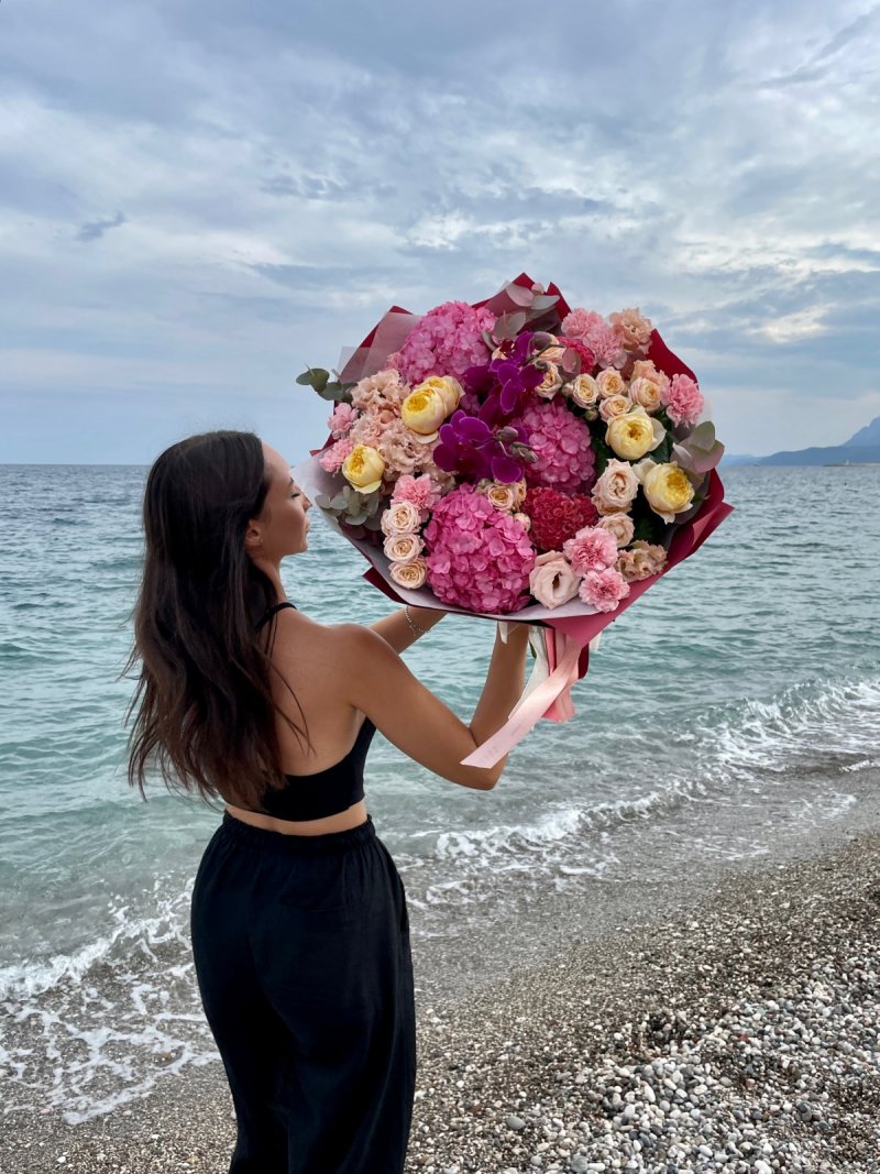 Antalya Mercan Renk Lüks Çiçek Tasarımı